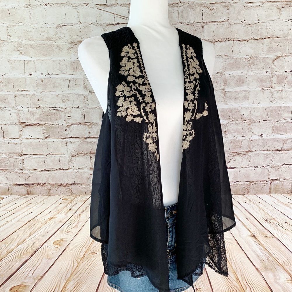 BKE Boutique embroidered lace sleeveless blouse
